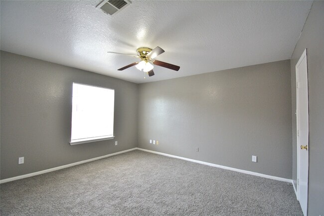 Building Photo - 8904 Ledge St