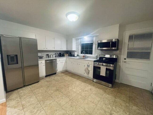 Building Photo - 76 Treat Ave