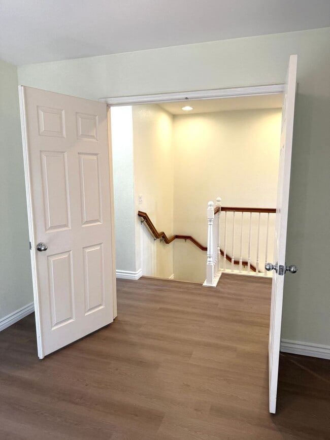 Building Photo - Beautiful 3 Bedroom 2.5 bathroom townhome ...