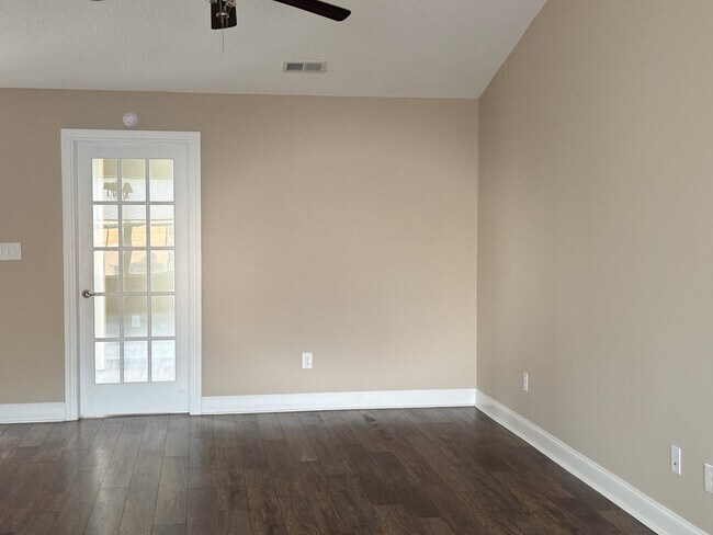 Building Photo - 301 Macarthur Dr