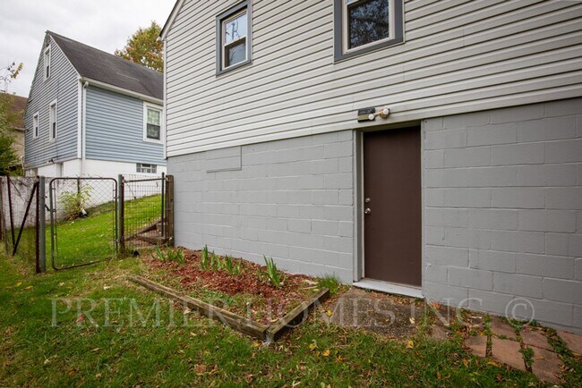 Building Photo - Charming 3-Bedroom Home with Walkout Basem...