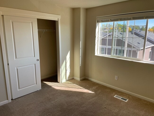Building Photo - Bethany Townhouse