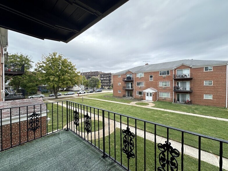 Building Photo - 1639 Oakwood Ave