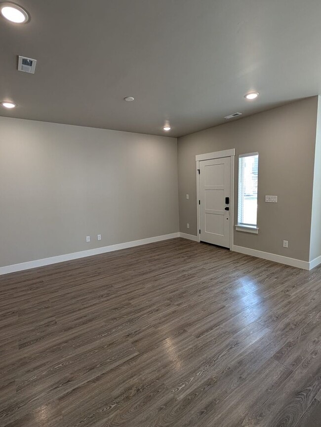 Building Photo - 5560 Trueman St