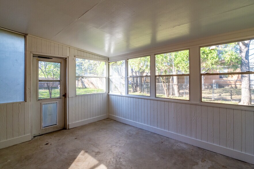 Sun Room - 1006 S 3rd St