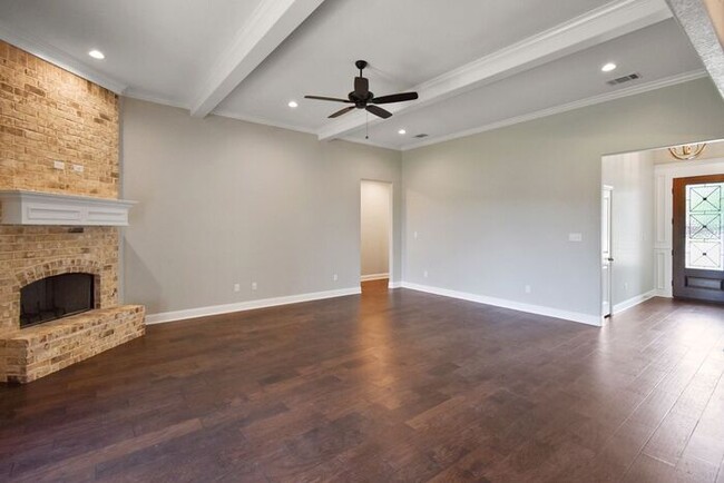 Building Photo - Stunning 4 Bed 2 Bath!