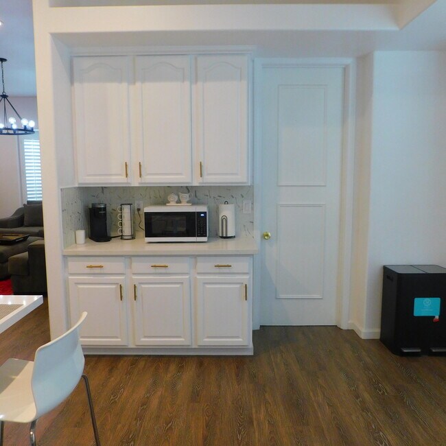 Building Photo - 14 Mission Palms Dr W