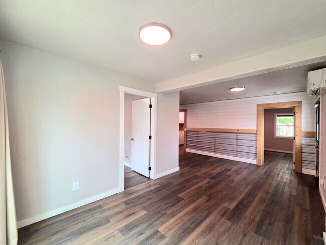 Building Photo - 921 S Walker Ave