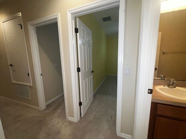 Building Photo - MOVE IN MAY-OVIEDO RENTAL!BEAUTIFUL 3 bd 2.5 bath townhome! 2 CAR ATTACHED GARAGE!FRESH PAINT!