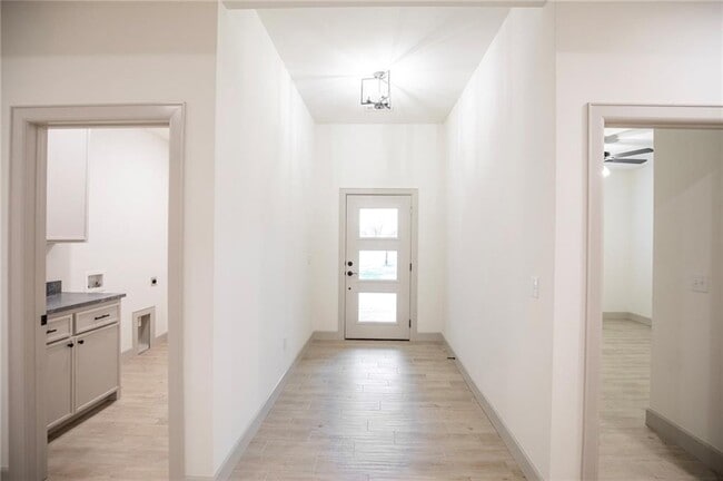 Building Photo - 949 Cook St