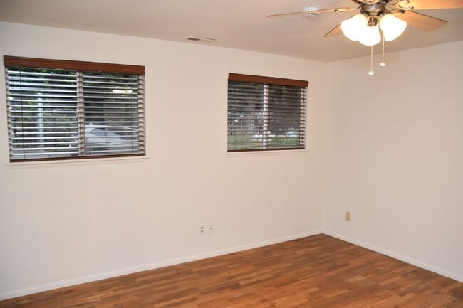 Building Photo - 3 Bedroom 1 Bath University Place Rambler on Quiet Cul De Sac