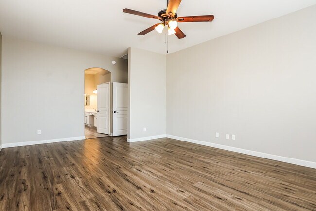 Building Photo - 2102 E Fawn Dr