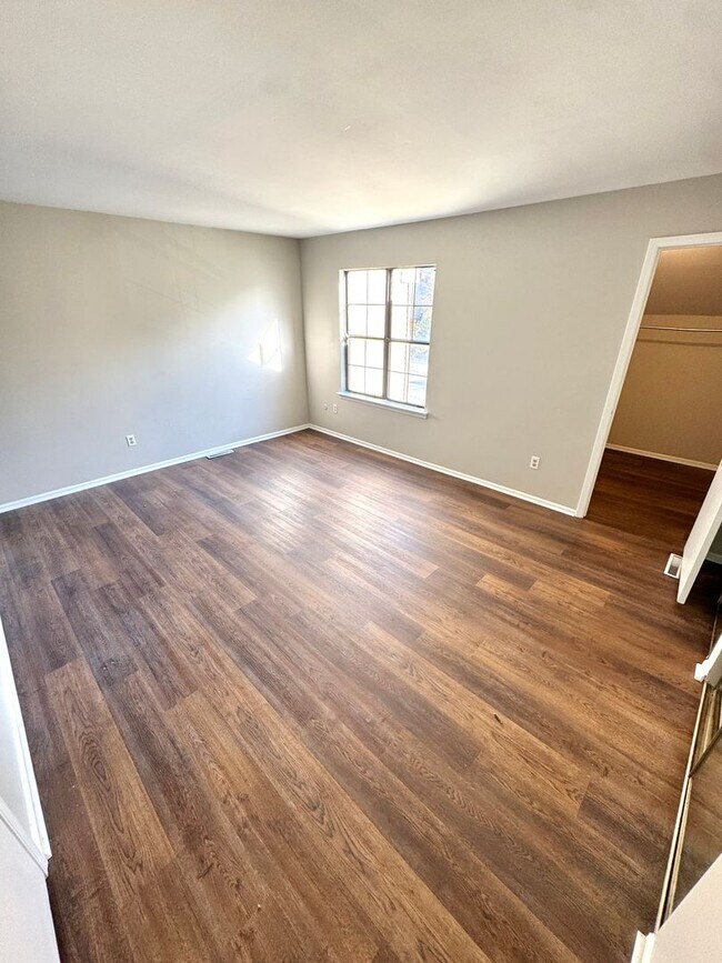 Building Photo - THREE BEDROOM TOWNHOME-PARKLAND SCHOOLS!