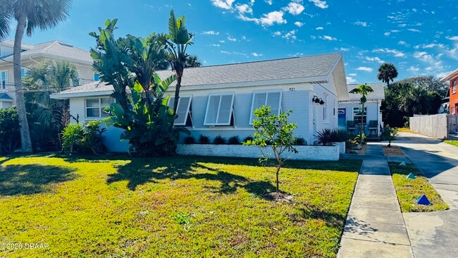 Building Photo - 921 N Wild Olive Ave