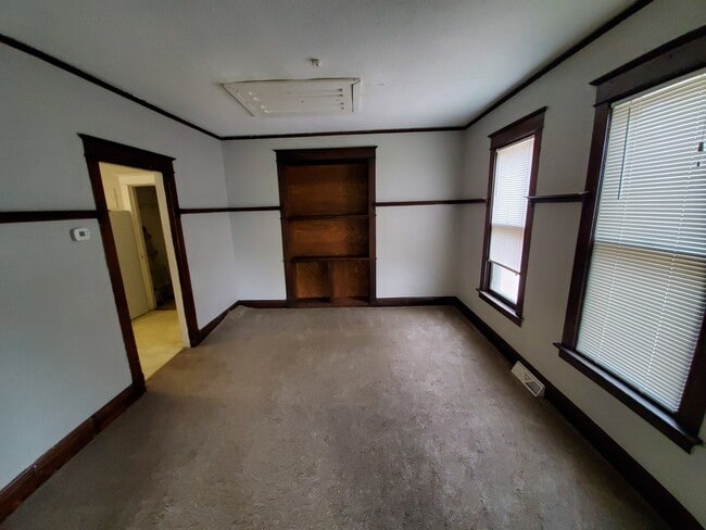 Building Photo - AVAILABLE JUNE - Great 3 Bed 1.5 Bath Near Portland Square