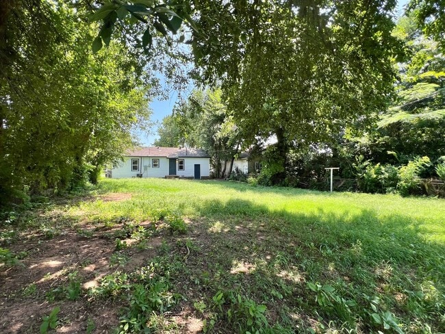 Building Photo - ? Cozy 3 Bedroom Home with Large Yard Sout...