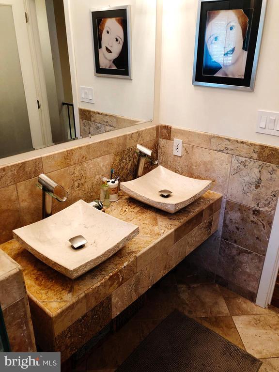 Building Photo - 10309 Bells Mill Terrace