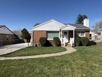 Building Photo - 721 Robins Ave