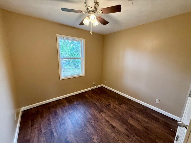 Building Photo - 2310 Fairfield Dr