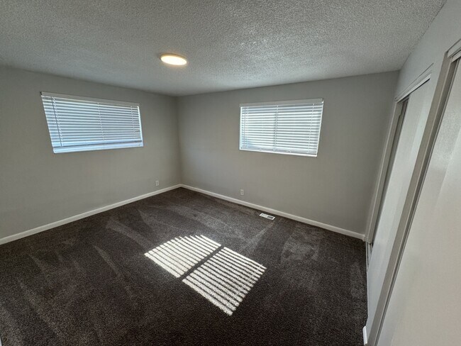 Building Photo - 2590 Robin Rd