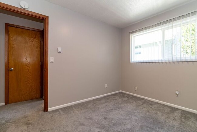 Building Photo - 2bed/1bath Available NOW! ONE MONTH FREE W...