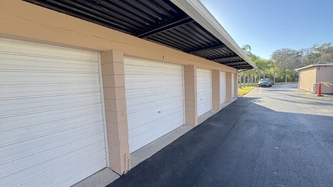 Building Photo - 404 S Beach St