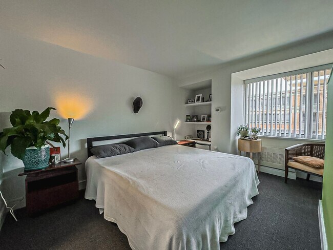 Building Photo - Bright and Sophisticated Studio Minutes Away from The Warf With Storage, Parking & Utilities Incl...