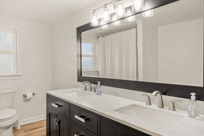 Building Photo - Lake Talquin - LAKEFRONT- Furnished 3 bedr...
