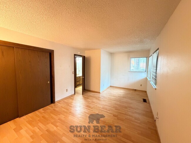 Building Photo - 3 Bedroom, 2.5 bath condo - Central Incline!  Being Painted!