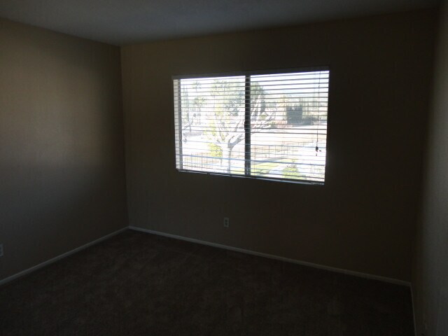 Building Photo - Coming Soon A Beautiful 2 + 1 Townhouse Saugus