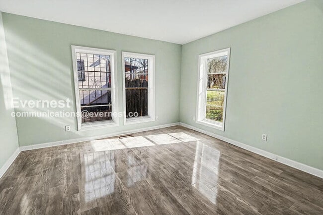 Building Photo - 3 Bed/2 Bath with Off-Street Parking / Vouchers Accepted / Available Now!