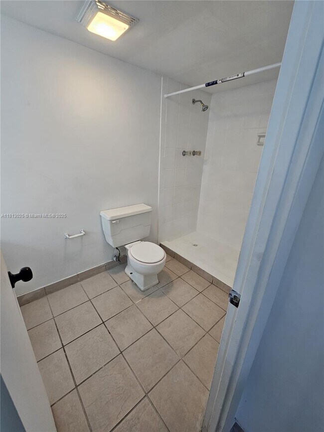 Building Photo - 447 NE 195th St