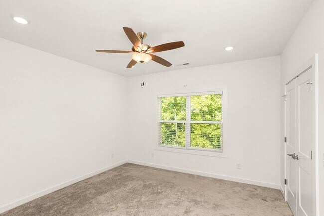 Building Photo - 3 Bed/3 Full Baths! Newer Townhome