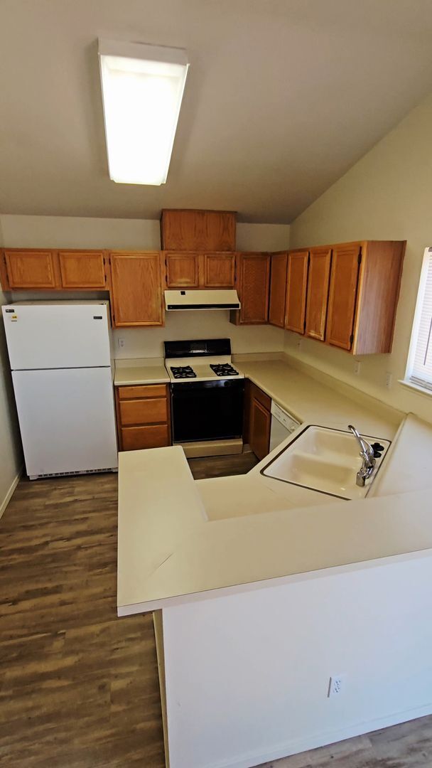 Building Photo - 2 Bed 2 bath 2 car garage Sierra Highlands home For Rent