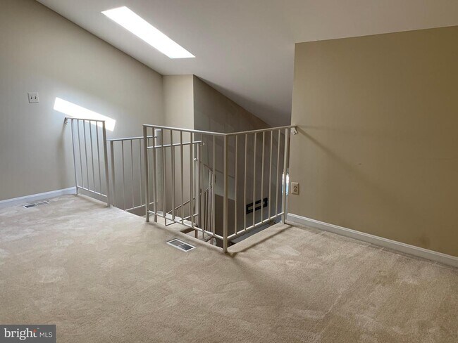 Building Photo - 6084B Essex House Square