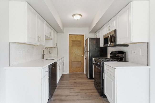 Building Photo - 15826 Farm Hill Dr