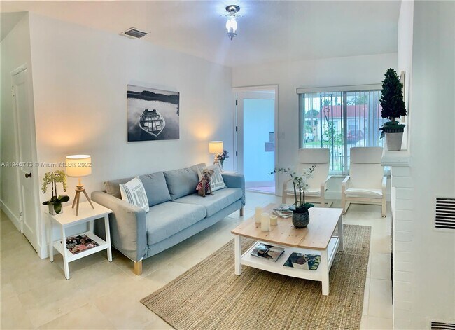 Building Photo - 2724 SW 34th Ct