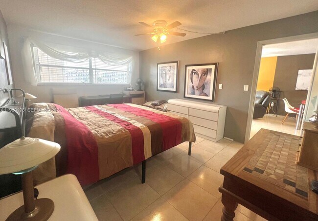 Building Photo - 2200 Diana Dr