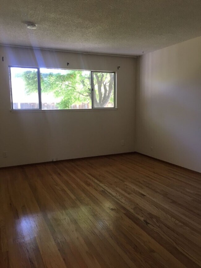 Building Photo - Single Family Home 3 Bedroom 2 Bath Corner...