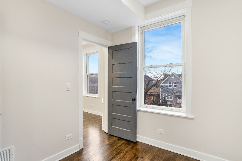 Building Photo - 1704 N Springfield Ave