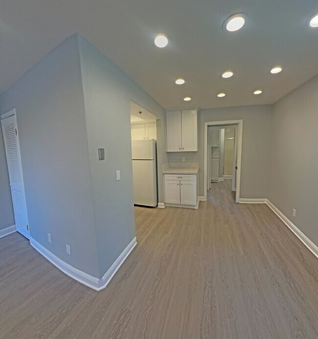 Building Photo - La Mesa Four-Plex Townhouse with Decks & G...