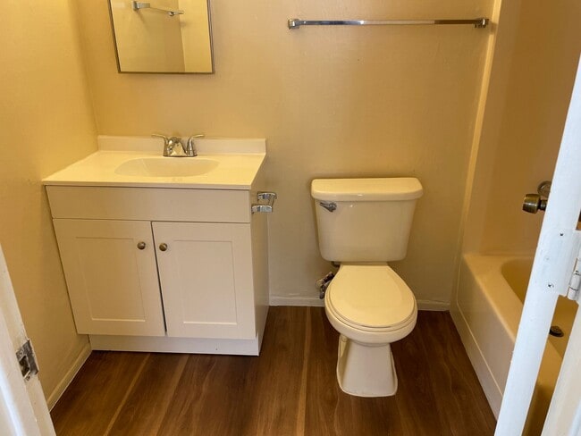 Building Photo - Charming 3Bdm 2Ba Single Story Townhome