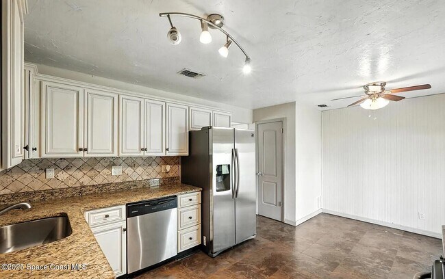 Building Photo - 1412 Sunland Rd