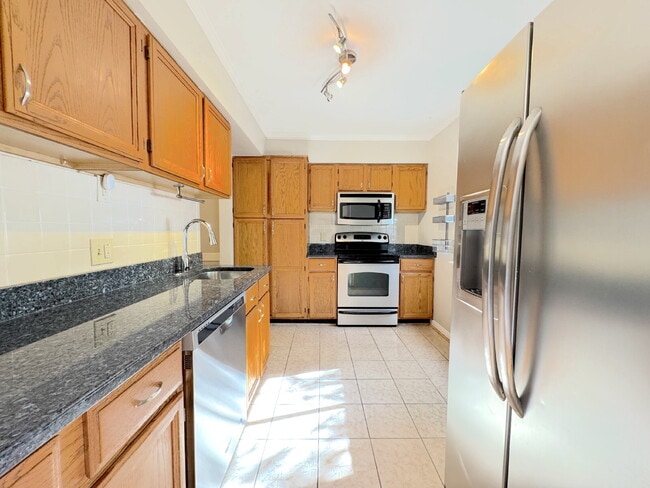 Building Photo - Charming Fairfax Townhome in a Prime Location