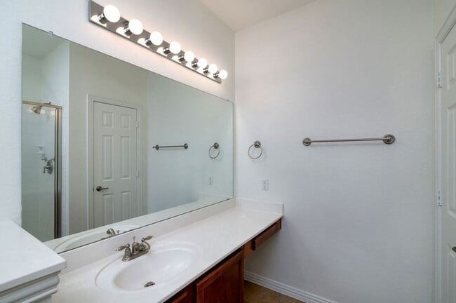 Building Photo - Townhome in Parker Estates!! READY for move in early June