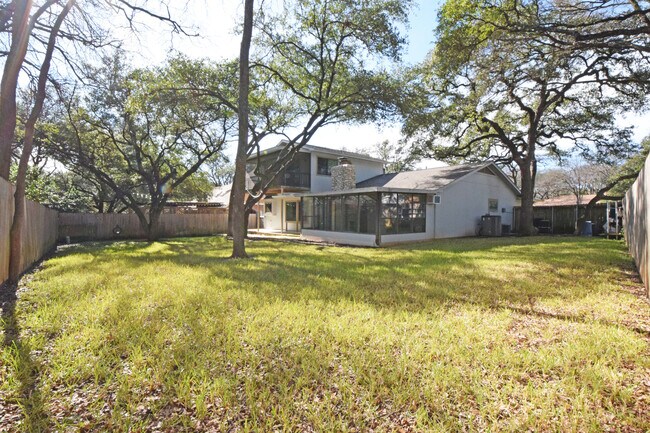 Building Photo - 4/3 w/ Fenced yard & enclosed patio!