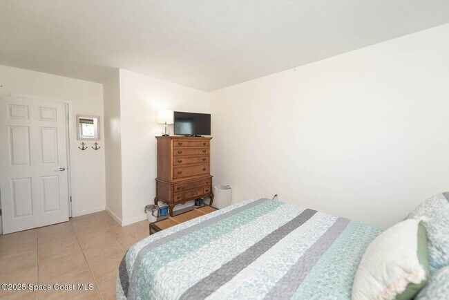 Building Photo - Furnished and Available  Oct 15-Dec 15 2026.  Then for next year May 1 - September 30th, 2027