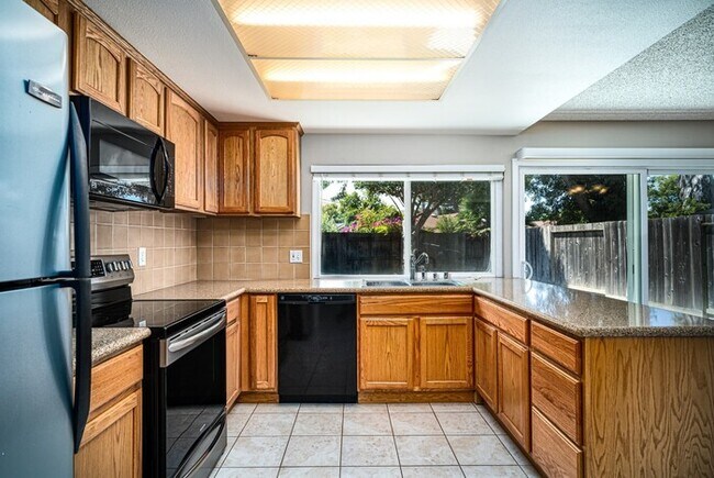 Building Photo - AVAILABLE NOW - 3Bed/2Bath Home for rent i...
