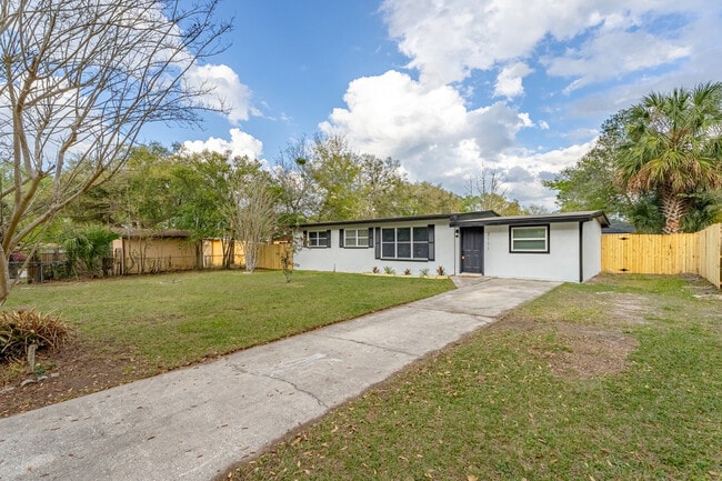 Building Photo - 2111 Bourget Dr