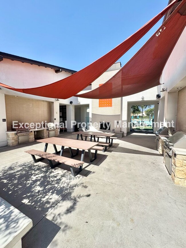 Building Photo - Ready to move in 3 bed 3 bath home!